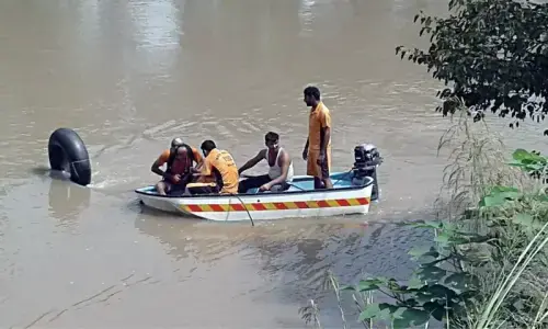 Muzaffargarh Canal closed to facilitate search for three kids