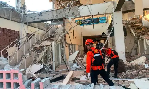 Powerful quake off Indonesia kills 20, sparks mass evacuations Powerful quake off Indonesia kills 20, sparks mass evacuations