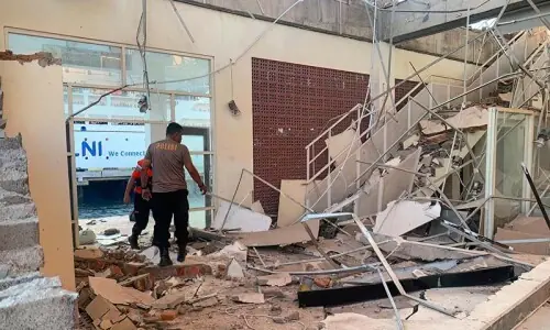 Rescuers search for survivors as Indonesian 7.7 quake death toll rises to 47 Rescuers search for survivors as Indonesian 7.7 quake death toll rises to 47
