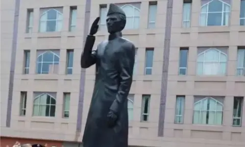 Embassy unveils Quaid’s statue in Washington Embassy unveils Quaid’s statue in Washington