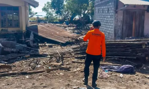 Thousands await aid after deadly Indonesian quake