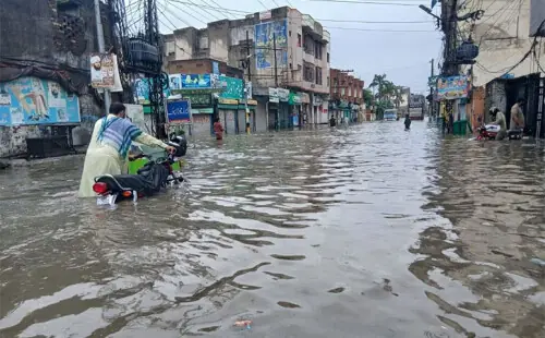 Six-hour downpour sinks Gujrat, badly hits Narowal, Sialkot Six-hour downpour sinks Gujrat, badly hits Narowal, Sialkot