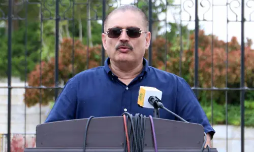 Karachi's University Road to be made &lsquo;100pc motorable&rsquo; by Sept 15: Sharjeel