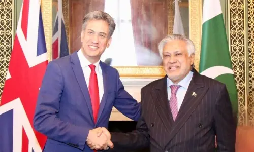 DPM Dar, British foreign secretary discuss Indus Waters Treaty, regional security: FO DPM Dar, British foreign secretary discuss Indus Waters Treaty, regional security: FO