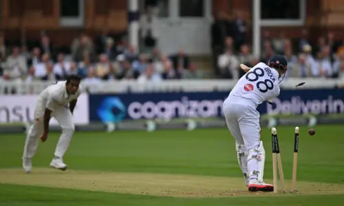 Cox defies Pakistan after Abbas&rsquo; triple strike rocks England