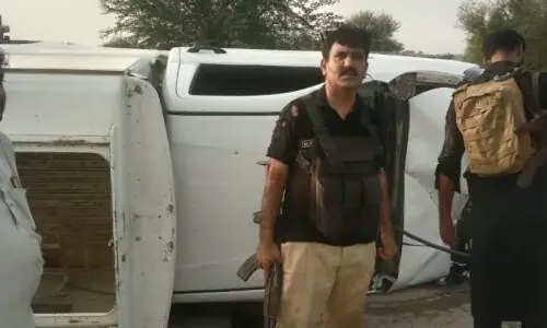 4 cops injured as police party comes under attack in KP's DI Khan 4 cops injured as police party comes under attack in KP's DI Khan