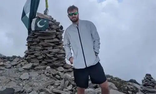 Fog, rain hamper efforts to trace missing climber in Siran valley