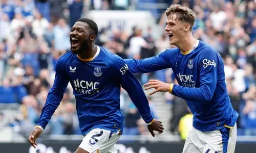Everton shrug off transfer window woes to hold Manchester United