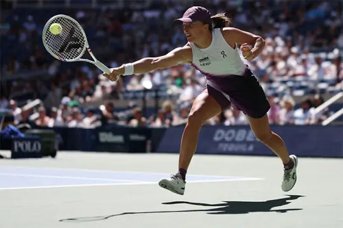 Zheng stuns Swiatek to reach quarters; Zverev, Rybakina advance Zheng stuns Swiatek to reach quarters; Zverev, Rybakina advance