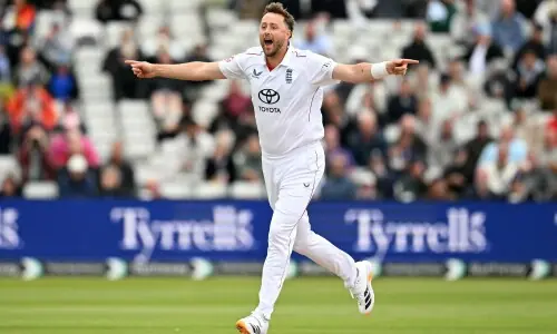 England close in on Test series sweep against sorry Pakistan England close in on Test series sweep against sorry Pakistan