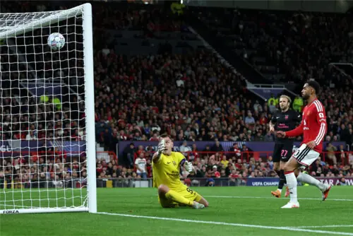 United, Bayern cruise; Como make dream CL start United, Bayern cruise; Como make dream CL start