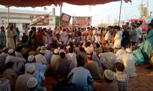 Nine days on, family&rsquo;s sit-in to demand arrest of teen&rsquo;s killers continues in Karachi