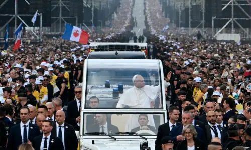 Pope celebrates giant Paris mass in landmark visit Pope celebrates giant Paris mass in landmark visit