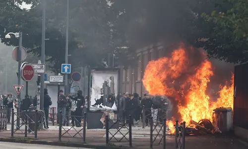 French teenagers clash with police over school conditions