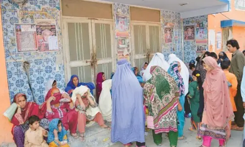 Paramedics boycott OPDs after colleague&rsquo;s murder in Larkana