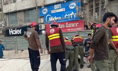 1 killed as under-construction Red Line bridge collapses on Karachi&rsquo;s University Road