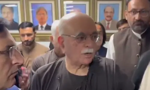 Ready to sit under any tree but no talks at PM House, Office or speaker's chamber, says Achakzai Ready to sit under any tree but no talks at PM House, Office or speaker's chamber, says Achakzai
