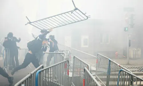 Students, police clash as France struggles to quell school protests Students, police clash as France struggles to quell school protests