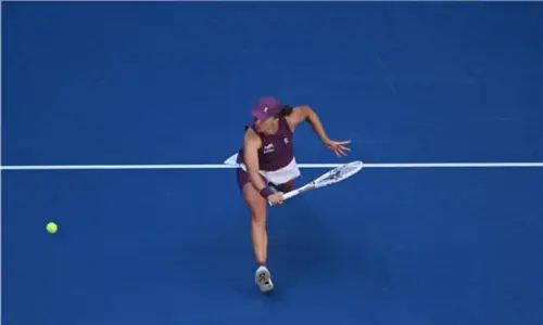 Swiatek, Zheng survive three-set tests in China Open third round