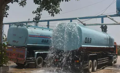 Taps run dry in Karachi's Clifton, Defence as official tanker service faces delays Taps run dry in Karachi's Clifton, Defence as official tanker service faces delays