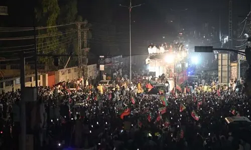 Afridi-led convoy enters Peshawar as PTI long march continues for 5th day