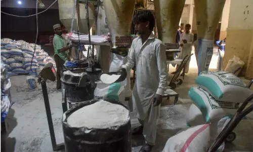 Govt, millers agree to reduce flour price by Rs6 per kilo Govt, millers agree to reduce flour price by Rs6 per kilo