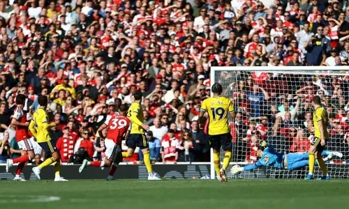 Ten-man Spurs rescue draw at Manchester United, Arsenal survive Leeds scare Ten-man Spurs rescue draw at Manchester United, Arsenal survive Leeds scare