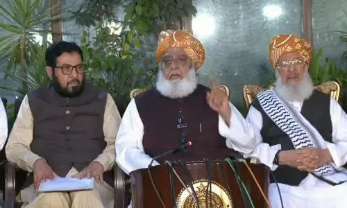Fazl accuses govt of reneging on commitments after seeking his mediation with PTI Fazl accuses govt of reneging on commitments after seeking his mediation with PTI