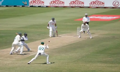 Smith breaks fielding record as Australia take control of first Test