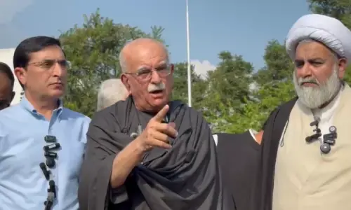 Achakzai draws Balochistan parallel as he flays Centre over governor's rule in KP Achakzai draws Balochistan parallel as he flays Centre over governor's rule in KP