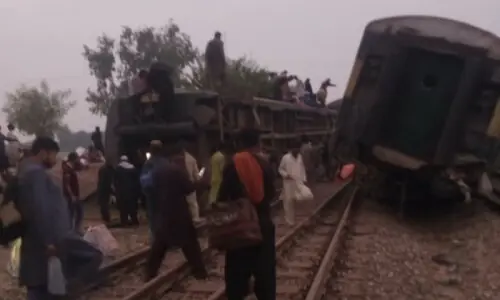 Peshawar-bound train derails in Multan: Rescue 1122