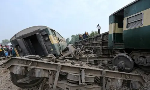 At least 4 killed, over 30 injured as Peshawar-bound train derails in Punjab's Multan district At least 4 killed, over 30 injured as Peshawar-bound train derails in Punjab's Multan district