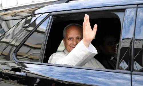 Smiling pope returns to Vatican after cancer surgery