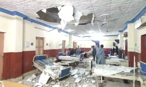 Patient, three attendants hurt as plaster of Larkana CMCH ward&rsquo;s ceiling collapses