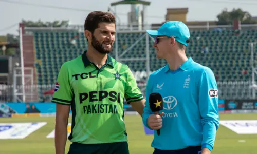England win toss, bowl first in tri-series match against Pakistan