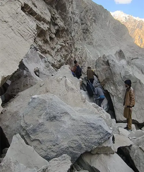 Landslide leaves thousands stranded on Baltistan Road Landslide leaves thousands stranded on Baltistan Road