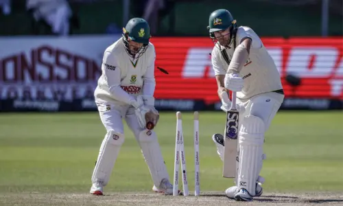 South Africa thump Australia in second Test to level series