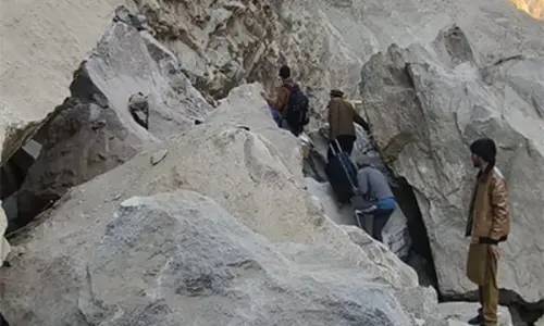 Landslide leaves thousands stranded on Baltistan Road