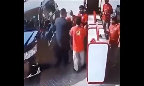 Man accused of assaulting petrol station worker in Lahore released after 'compromise' Man accused of assaulting petrol station worker in Lahore released after 'compromise'