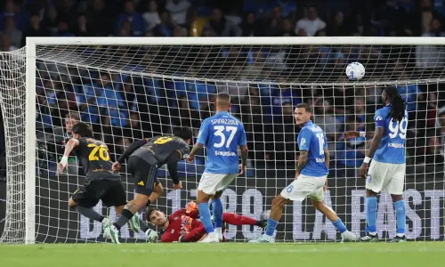 Unbeaten Roma snatch draw at Napoli, Lazio move top of Serie A