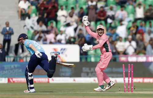 Shadab’s fighting ton steers Pakistan to tri-series final after thrilling chase against England Shadab’s fighting ton steers Pakistan to tri-series final after thrilling chase against England
