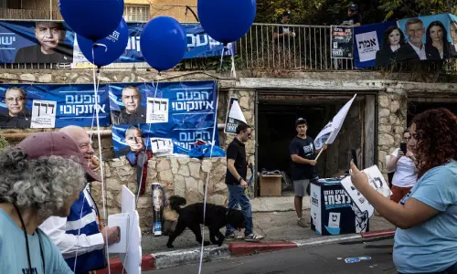 Israelis to decide Netanyahu&rsquo;s fate in pivotal election today