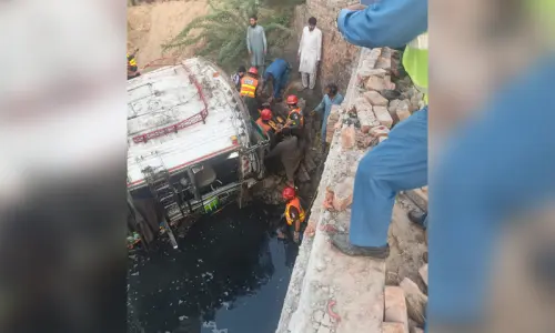 5 killed, over two dozen injured in bus plunges into drain in Punjab's Hafizabad 5 killed, over two dozen injured in bus plunges into drain in Punjab's Hafizabad