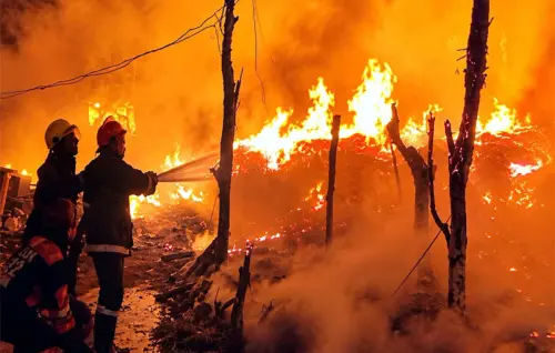 Over 30 shops gutted in Jauhar market blaze Over 30 shops gutted in Jauhar market blaze