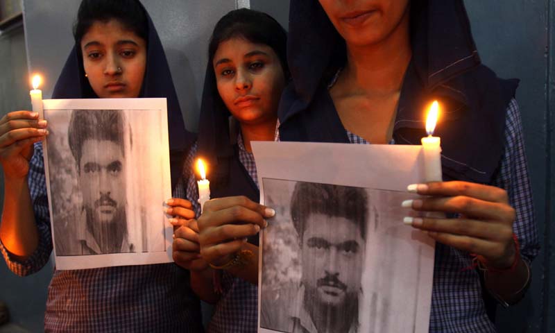 Indian school children pay tributes holding portraits of Indian prisoner Sarabjit Singh who died at Jinnah hospital in Lahore, in Amritsar, India on 02 May 2013. — Photo Reuters