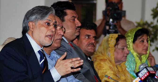 PML-N leader Senator Ishaq Dar addresses a press conference. – File Photo by Online