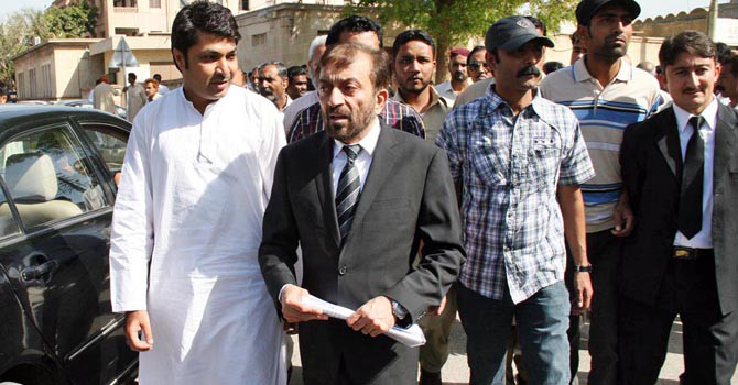 MQM leader, Dr Farooq Sattar at Sindh High Court premises .    — File Photo by Online