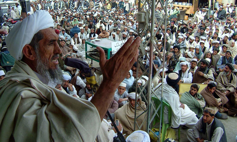 Jamiat Ulema-i-Islam Nazriayati Vice Chairman Maulana Muhammad Hanif addresses demonstrators in Chaman.—Online Photo