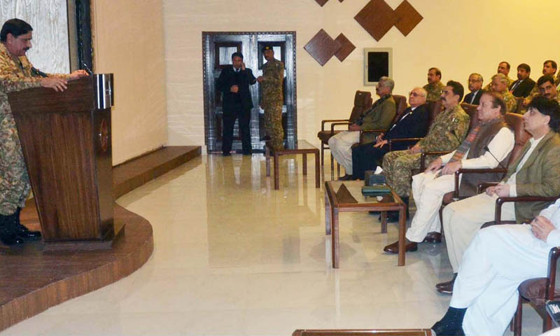 Commander Southern Command Lieutenant General Nasser Khan Janjua briefs Prime Minister Nawaz Sharif at Southern Command HQ in Quetta on Thursday.  – INP Photo