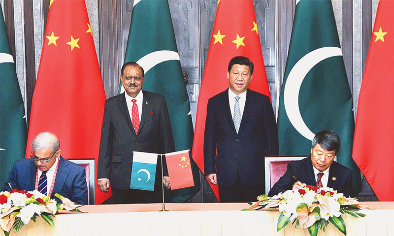 SHANGHAI: President Mamnoon Hussain and his Chinese counterpart Xi Jinping witnessing the signing of the framework agreement between China and Pakistan on Lahore Orange Line Metro Train Project on Thursday. Punjab Chief Minister Shahbaz Sharif signed the agreement from Pakistan side.—APP